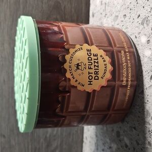BATH & BODY WORKS HOT FUDGE DRIZZLE Sundae Bar WAFFLE CONE LID 3 WICK CANDLE NEW